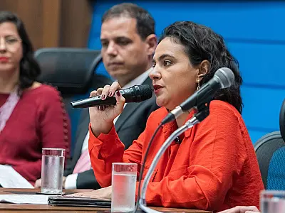 Deputada Gleice Jane pede garantia de recursos para o Boca de Cena 2025