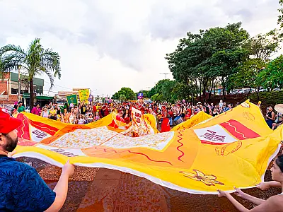Mesmo sob chuva intensa, bloco da 'saia gigante' atrai centenas à Orla Morena