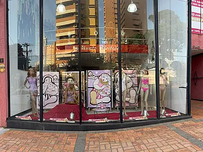 Loja na Capital de MS expõe obras de arte na vitrine