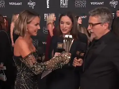 Sem palco e sem discurso, Kleber Mendonça Filho recebe prêmio no tapete vermelho do Critics Choice