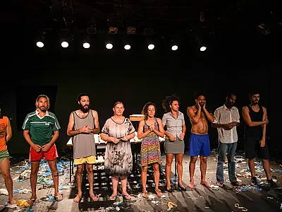 Grupo Espanca dá show com espetáculo incrível mesclando histórias reais do Brasil