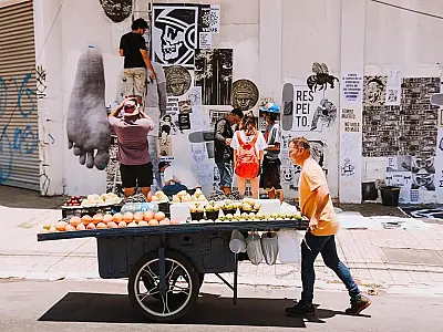 Maior festival de lambe-lambe do Brasil realiza feira inédita em julho