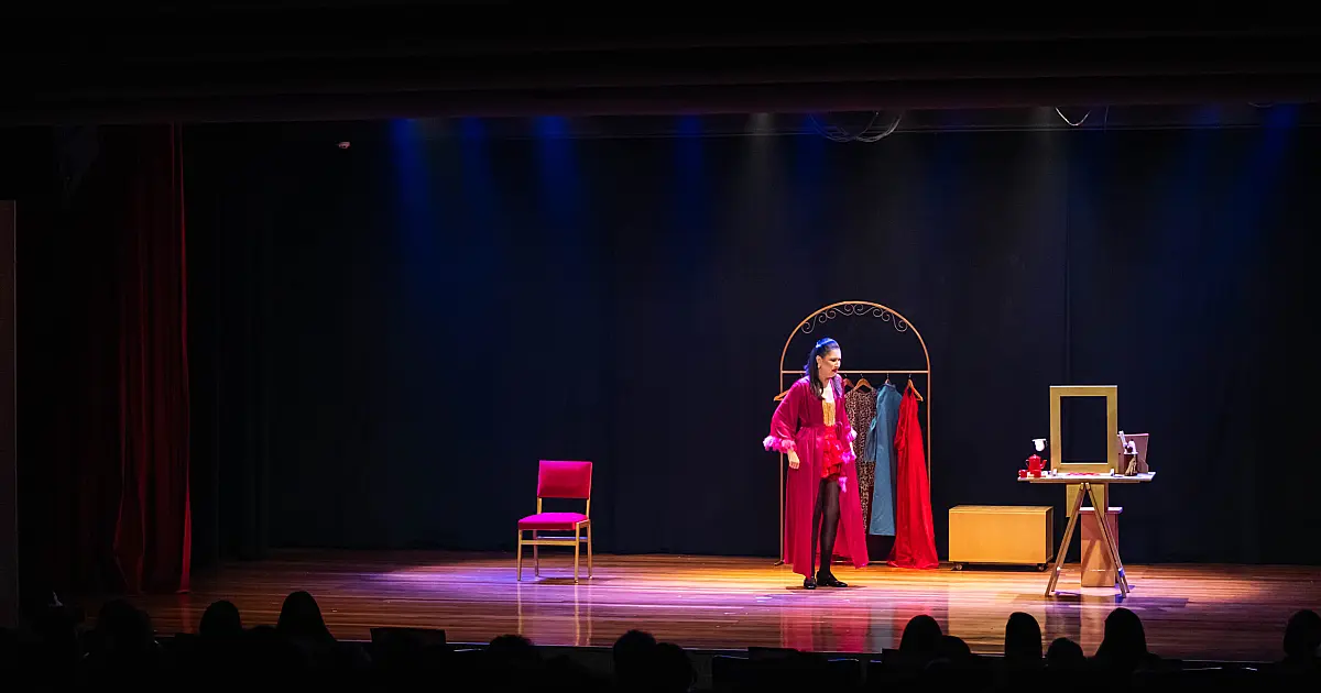 Atriz de Quinta  Beth Terras Por Trás das Luzes lota teatro em Campo Grande