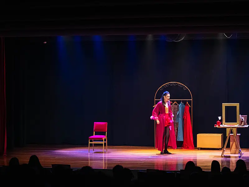 Atriz de Quinta  Beth Terras Por Trás das Luzes lota teatro em Campo Grande