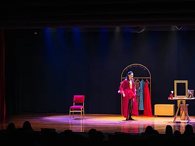 Atriz de Quinta  Beth Terras Por Trás das Luzes lota teatro em Campo Grande
