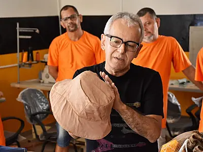 Estilista promove moda e costura 'upcycling' em prisões de MS