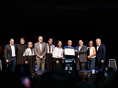 Ney Matogrosso recebe título de Doutor Honoris Causa ovacionado por multidão
