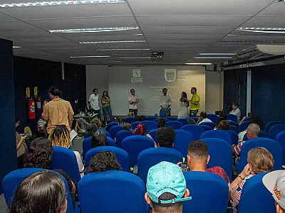 Chefes da cultura servem bolo e café, prometem bastante e pedem 'pacificação'