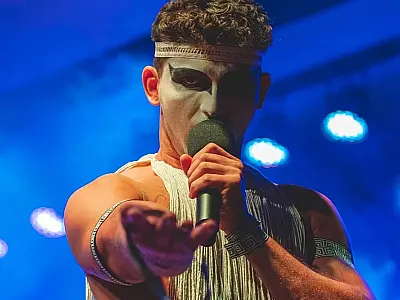 Show de Ruschel mescla música autoral com sucessos de Ney Matogrosso