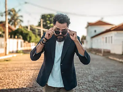 Superando a vergonha de cantar, Nini Dy Castro inicia carreira solo com shows em Campo Grande