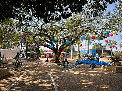 Público aprova, mas decoração do 23º FIB com bexigas e bolas de borracha gera críticas