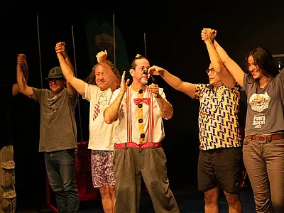 Sob chuva forte, palhaço de SP arrasta público para a Orla e ao Teatro