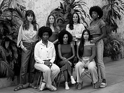 Atrizes brasileiras surgem na Times Square em campanha contra machismo