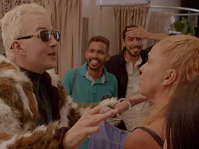 Ator decadente e alienação nas redes sociais: filme explora história de amor em meio ao caos