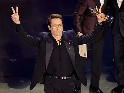 Com estatueta na mão, Robert Downey Jr. agradece à sua 'infância terrível'