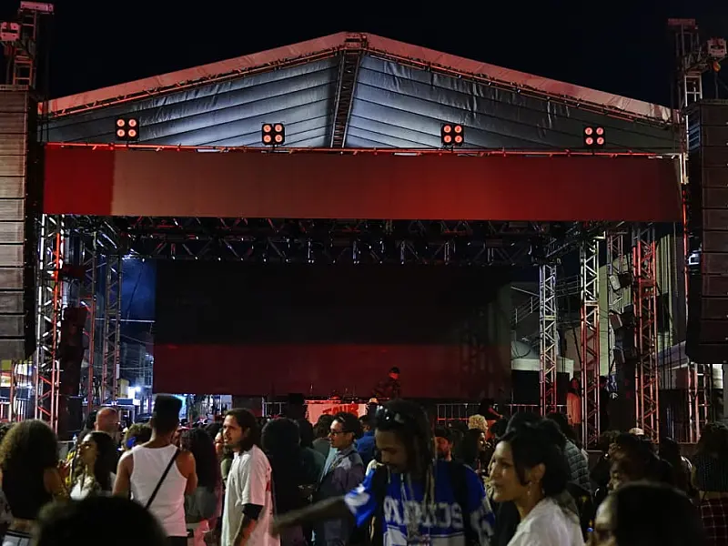 Queda de energia interrompe show de MC Anarandá na Revoada Cultural