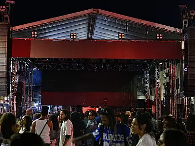 Queda de energia interrompe show de MC Anarandá na Revoada Cultural