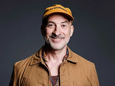 Lucas Santtana canta a história da língua brasileira em oito idiomas
