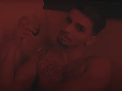 Relacionamento real inspira música e videoclipe produzido 'na raça'