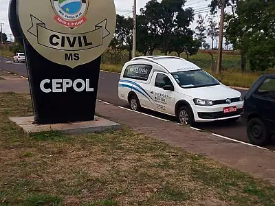 Artista fica por 3h com corpo do pai no sol em frente a CEPOL (vídeo)
