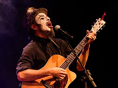 Fundador da banda 'O Teatro Mágico' fará show solo em Campo Grande
