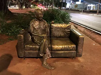 ​Escultura do Poeta Manoel de Barros será restaurada em 3 meses