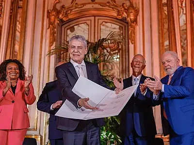 Prêmio Camões é destinado a Chico Buarque no dia em que Portugal celebra o fim da ditadura