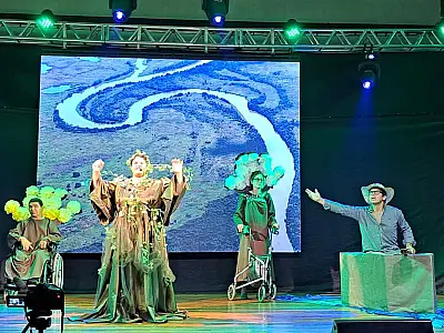 Com deficiência intelectual, Evelyn é a nova professora de teatro da ADOTE