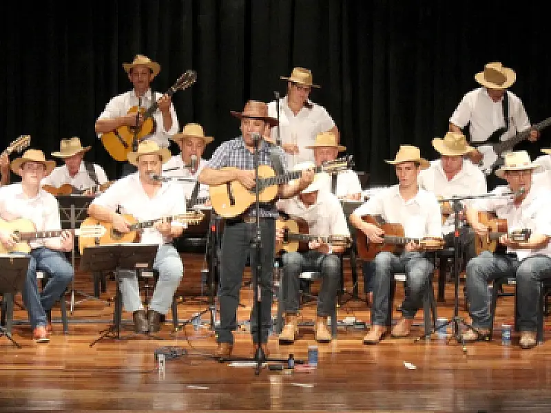 Orquestra de viola com fama nacional anima Arraial de Santo Antônio