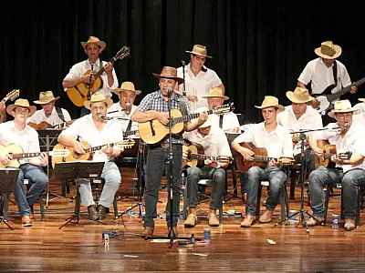 Orquestra de viola com fama nacional anima Arraial de Santo Antônio