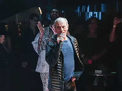 Ney Matogrosso celebra 82 anos com defesa da liberdade no Brasil
