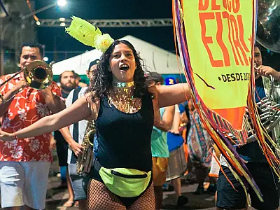 Bloco marca o encerramento do Carnaval de Rua com charanga e trio elétrico