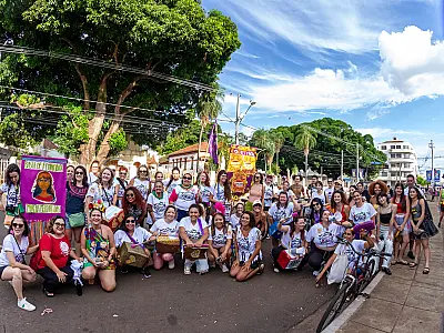 Mulheres cantam e batucam contra o feminicídio em MS