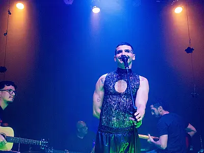Íntimo, Ruschel encanta público em show lotado no Grupo Casa