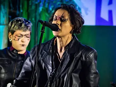 Beca Rodrigues faz show de MPB na Feira Central