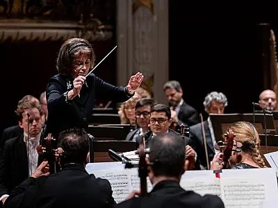 Maestra premiada com Grammy rege clássico "Scheherazade" em SP