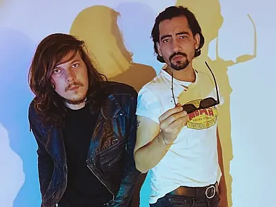 Dupla 'Gas Dance' lança single 'Band-Aids From My Scars (Live)'