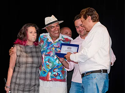 Prestes a completar 71 anos, Américo Calheiros é homenageado na Boca de Cena
