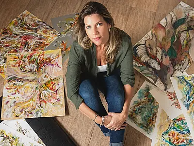 ​Camila Kipper faz vernissage de “Éden” com telas inéditas e origamis de Elder Alves