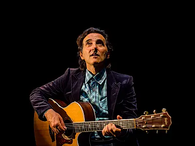 Márcio de Camillo 'joga luz' a obra de Geraldo Roca em grande teatro paulista