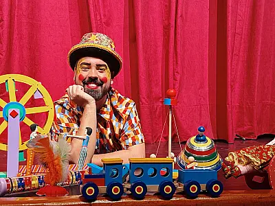 Espetáculo "O Colecionador de Brincadeiras" leva cultura popular às EMEIs e ao Sesc