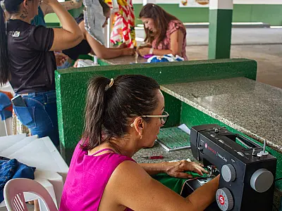 Em espaço improvisado, oficina de upcycling promove sustentabilidade no FIB