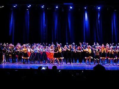 ​Dançando e cantando, pessoas idosas emocionam no palco; 'Chegamos no Amanhã'