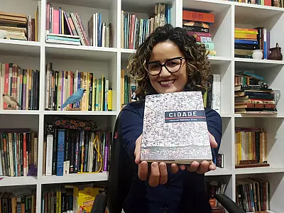 Escritora lança 'Cidade', premiado no 'extinto' Ipê de Literatura  