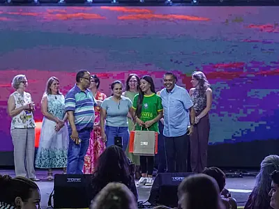 Aos 14 anos, Esmeralda vence concurso de redação da FLIB