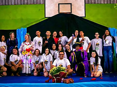 Vidas de alunos viram 'conto de fadas real' em espetáculo