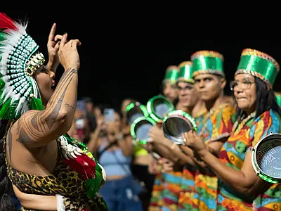 Pioneira no Brasil, Nayara celebra ancestralidade na bateria da Deixa Falar