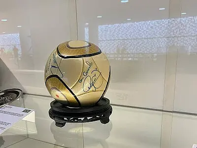 Bola autografada por Neymar está entre itens furtados em invasão à Câmara dos Deputados