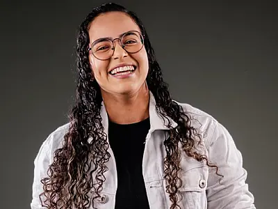Cantora lésbica relata desafios na música sertaneja em Campo Grande
