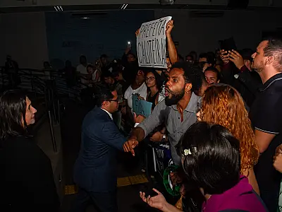 Na escuridão, artistas manifestam contra o fim da Sectur
